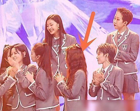 王承渲|許佳琪獲得第3名時,其他人都將她圍了起來,誰注意虞書欣在干嘛