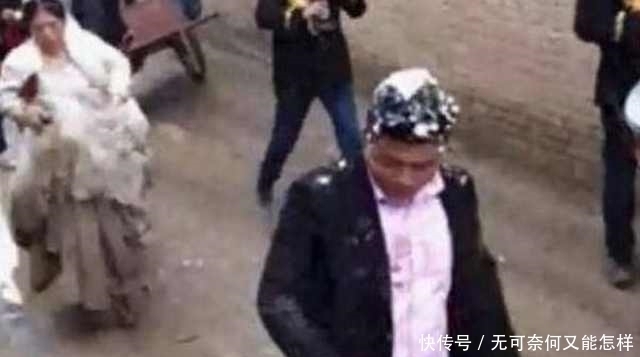 新郎|新娘的婚纱沾满泥巴,新郎却回过头做了一事,网友愤怒:别嫁了!