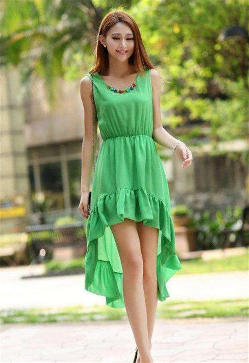 街拍小姐姐绿色的燕尾连衣裙,时尚清新有活力,笑容甜美可爱