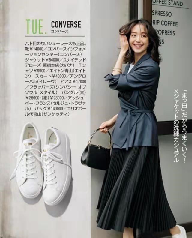 黑白色 秋天靴子已经失宠了,今年流行帆布鞋,时尚减龄!