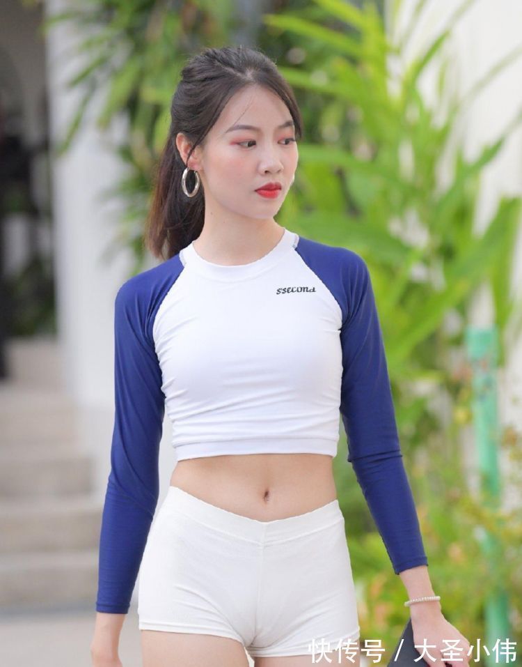 连体裤|美女街拍:美女脚上搭配一字带的防水台高跟鞋,走起路来有着女神般的姿态