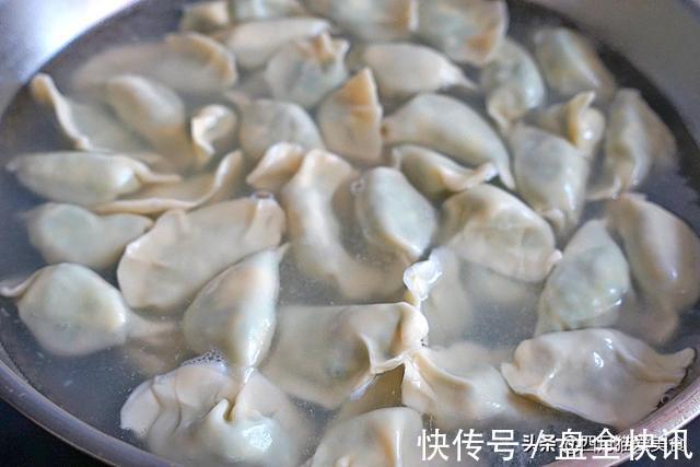 包饺子还是素馅更香,闻着就流口水,吃一次5块钱,给肉都不换
