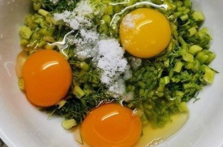 香椿芽炒蛋|湿气“最怕”这个菜,每周吃3次,湿气跑光光,营养美味易消化