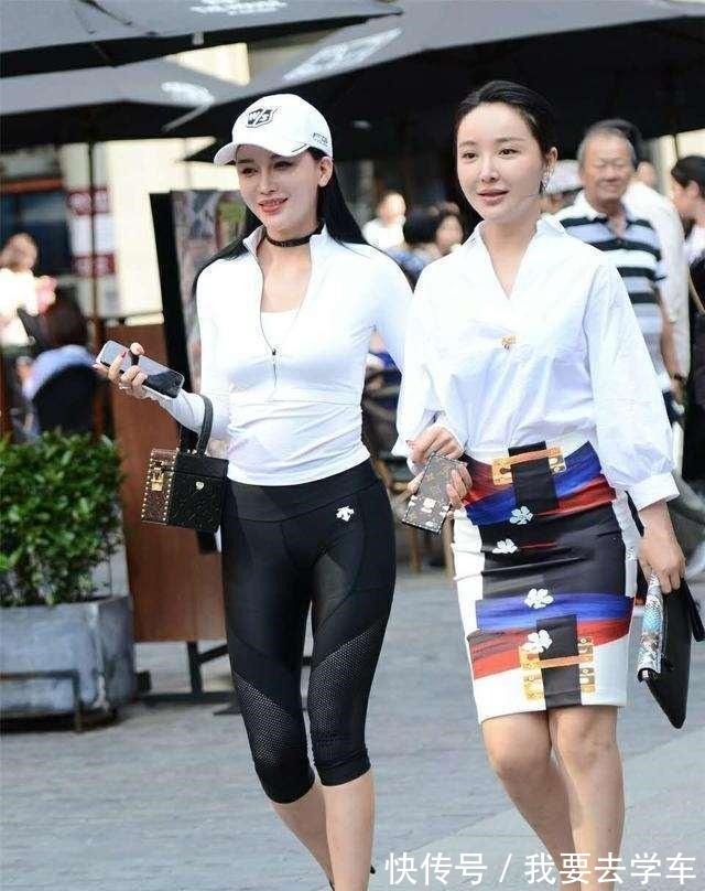 打底裤 白色露脐小背心搭配黑色打底裤，基础款服装搭配，体现出清爽气质！