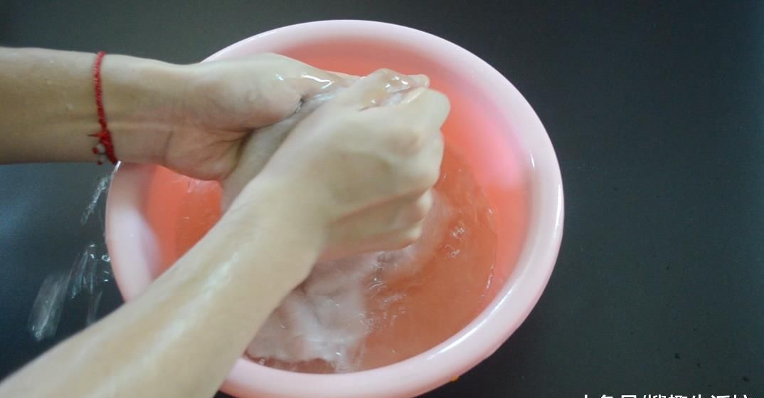 洗洁精|清洗毛巾别再用肥皂了, 用它泡一泡, 多脏多旧的毛巾也能洁白如新