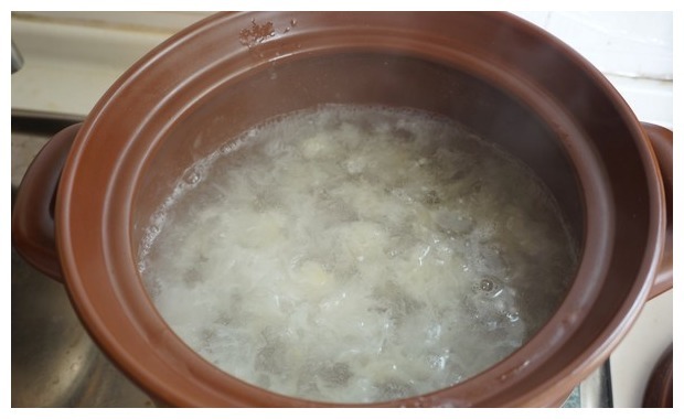 煮银耳羹,先放糖还是后放糖甜品店老板增加这步,胶多汤又浓