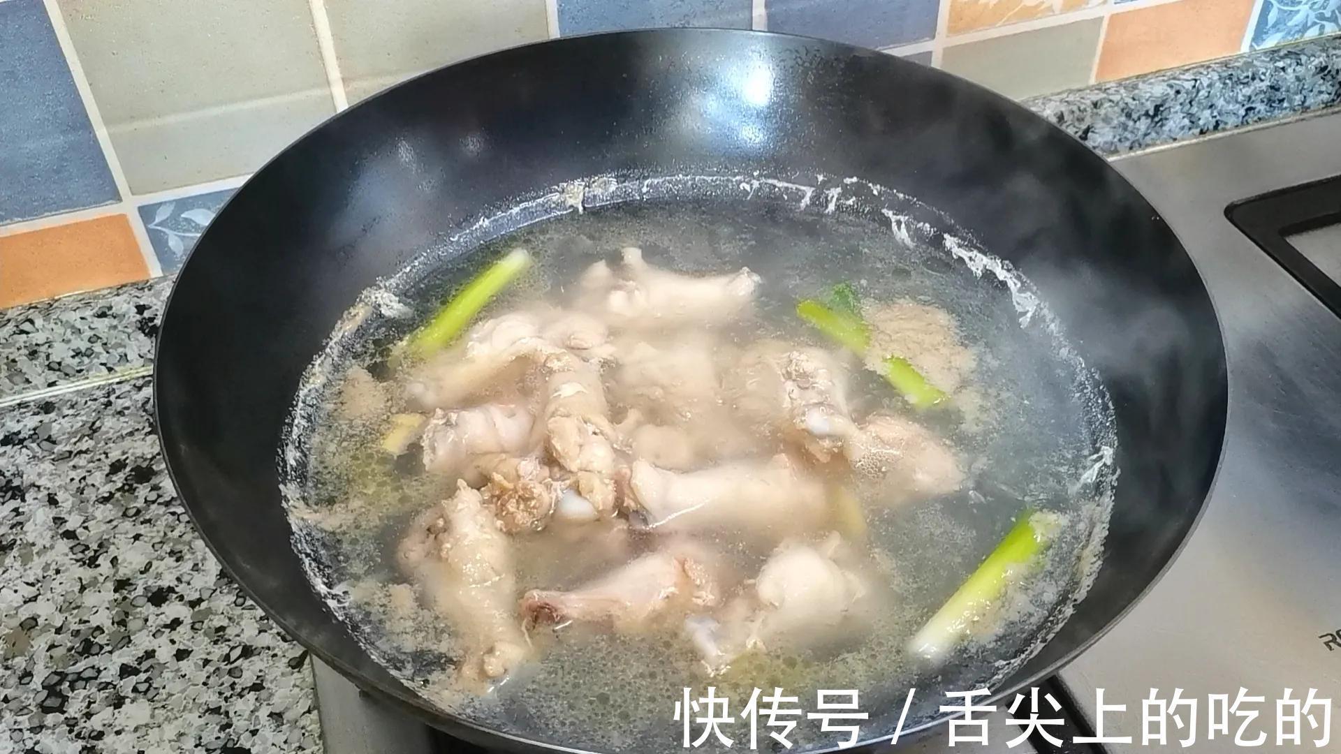 家常|翅根焖土豆,好吃到舔手指,简单的家常小炒,上桌就被抢光了