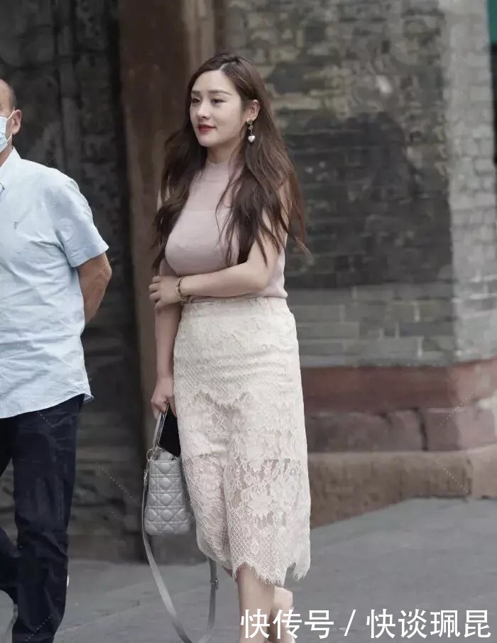 轻裙|绶带盘金缕，轻裙透碧罗，过膝蕾丝裙巧穿搭令你自信亦优雅