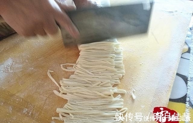 原来做手擀面这么简单，东北婆婆教的这个方法真好用！