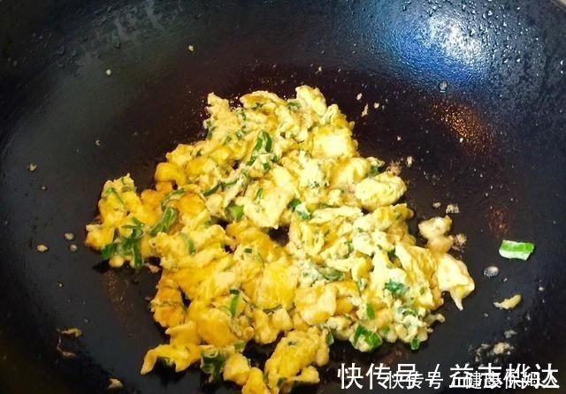 鸡蛋|做鸡蛋时，直接下锅难怪难吃，多加这一步，鸡蛋软滑鲜嫩不粘锅