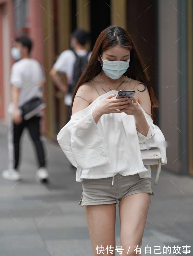 前卫 宽松纯白上衣,搭配性感侧开叉裤装,时髦前卫清爽干净!