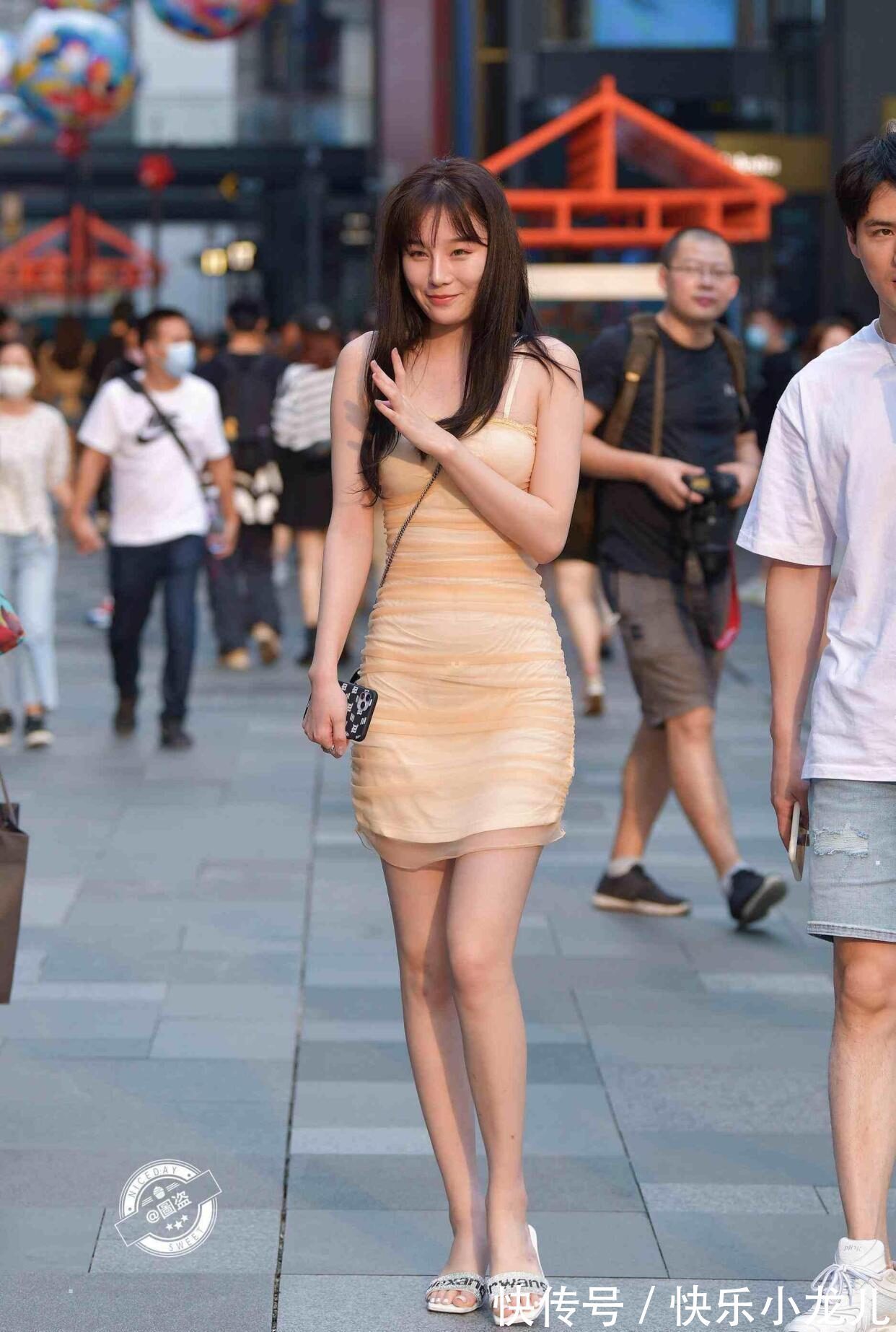 短裙 时尚精致的短裙穿搭衬托优美的线条,轻盈舒适又好看,高挑显瘦