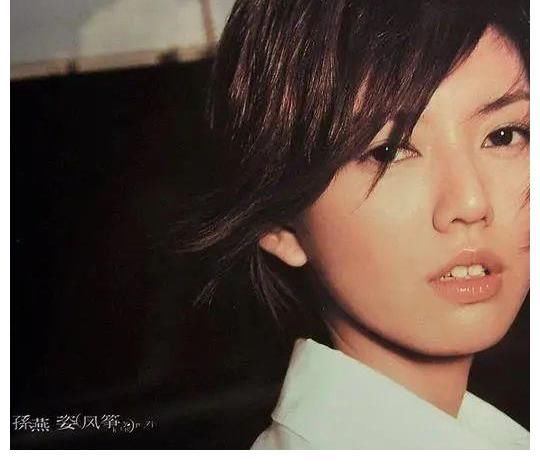 天黑黑|爷青回!她是00后眼中的“冷门歌手”,开直播仅16分钟点赞过亿