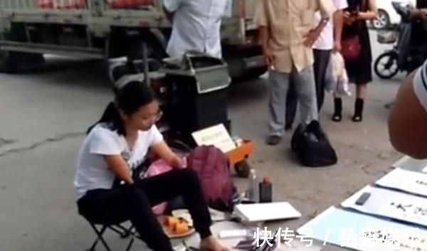 地摊!一位没有双手美女的“地摊书法”,用脚写欧楷榜书,用笔险绝精到