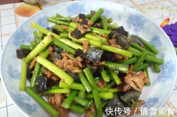 焯水|不焯水,不浸泡,不直接炒,蒜薹下锅前多这一步,炒好才鲜绿美味