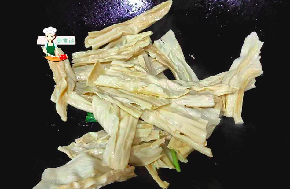 此两样素菜一起炒,不放肉也很鲜美,蛋白质是猪肉4倍,孩子爱吃