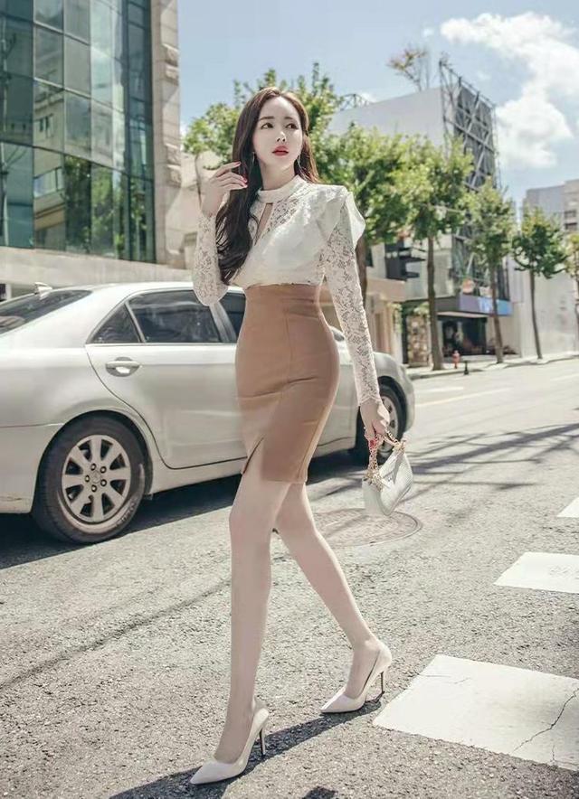搭配|白色蕾丝上衣与半身包臀裙的搭配,高贵优雅,展现女人韵味