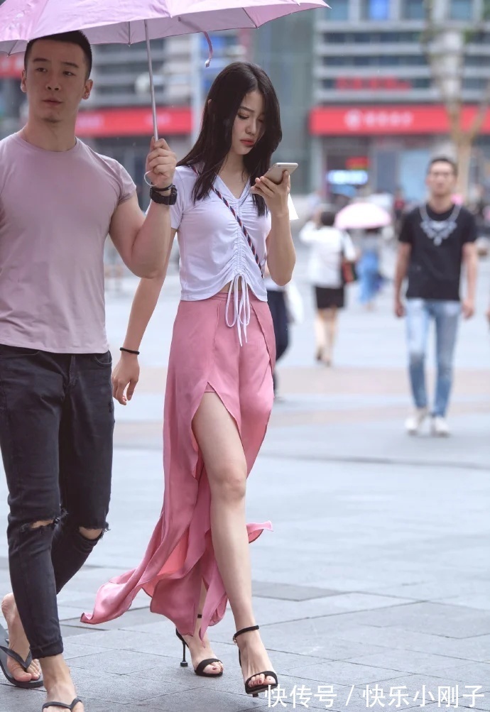穿搭|白色抽绳设计的短袖,搭配粉红色开叉裙,好看又显身材