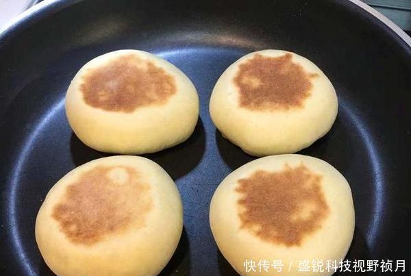 一碗面粉,两个鸡蛋,不用一滴水,5分钟教你做软香的“面包饼”!