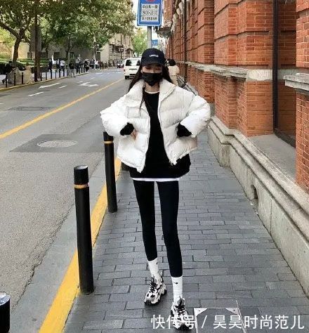 时髦 普通的打底裤已经不流行了,今年冬天用鲨鱼裤打底,时髦又显身材