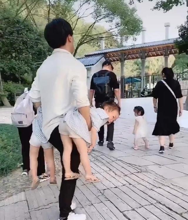 舅舅带俩外甥女逛动物园,两娃喊累求抱抱,舅舅生无可恋笑翻网友