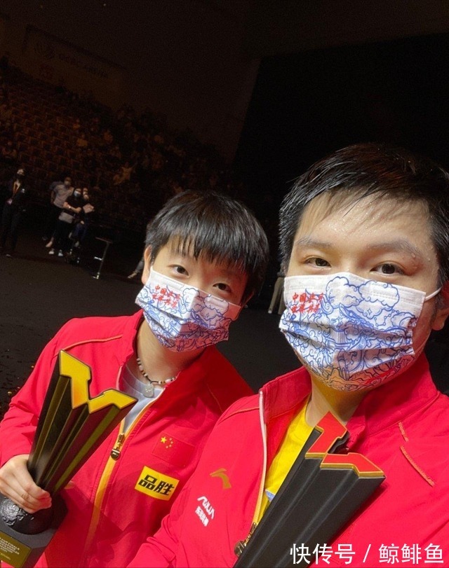冠军|可爱的冠军合影!孙颖莎、樊振东持奖杯同台,懵懵的样子再度圈粉