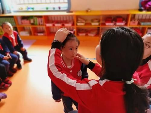 孩子|为防幼儿园老师探查家庭情况，宝妈剪掉孩子衣服标签，有必要吗？