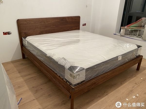 装修|实木盲盒:黑胡桃床和床头柜