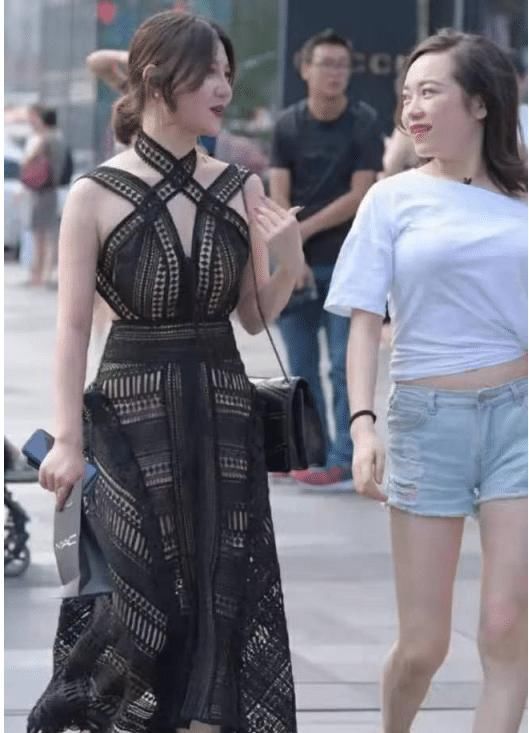 服装|同样是“吊带”连衣裙,小姐姐的是“剪纸”设计吧好独特