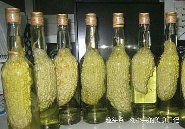 农村大叔把玻璃瓶套在苦瓜上，家人很不理解，结果一瓶卖到80块