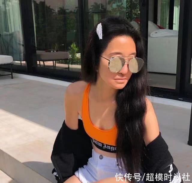 71岁婚纱女王瘦得令人心疼！冻龄身材不像奶奶，穿长袜秀少女腿