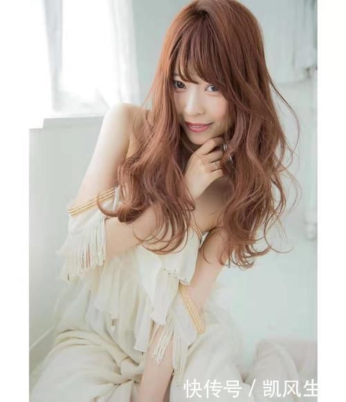 羊毛卷|羊毛卷已经“失宠”,今年流行这种发型,减龄又洋气满满高级感