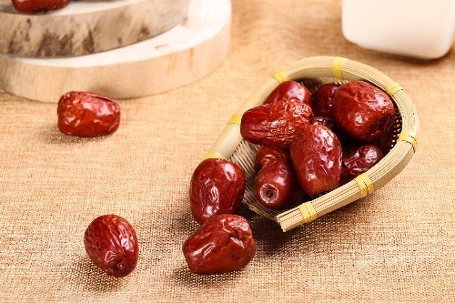 卵巢|女性不想早衰，4种零食不妨多吃点，助你保养卵巢，更显年轻