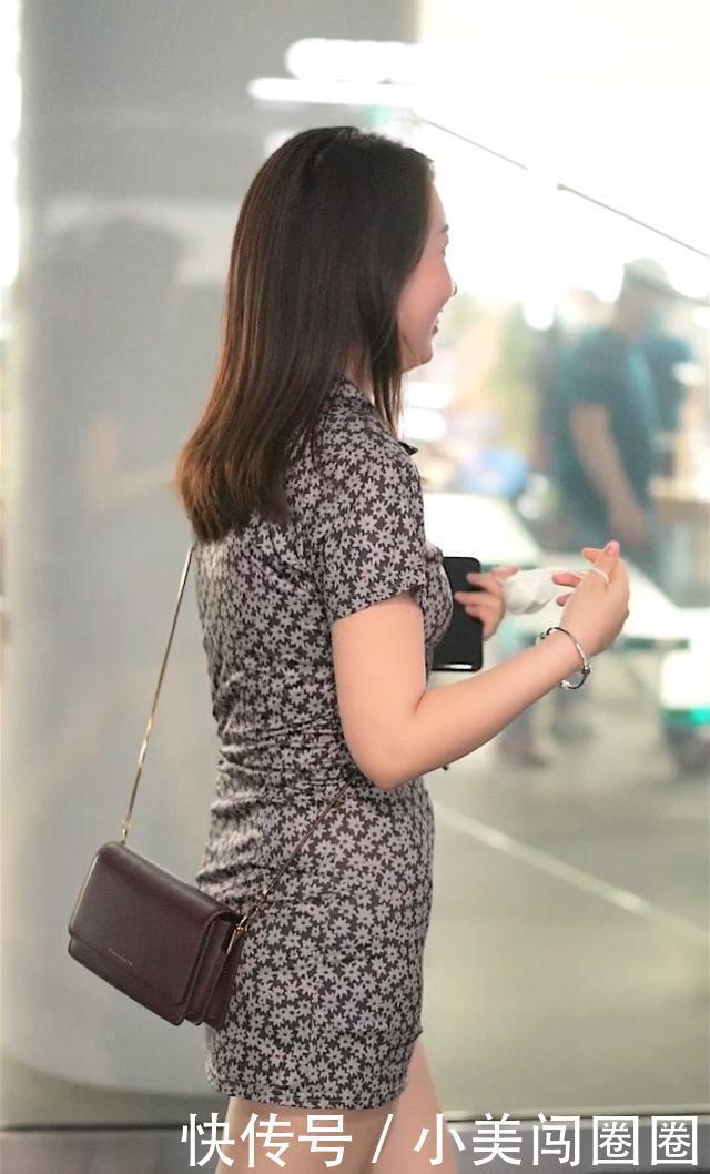 身材|微胖女孩的福音来了!灰色碎花连衣裙,彰显极佳气质