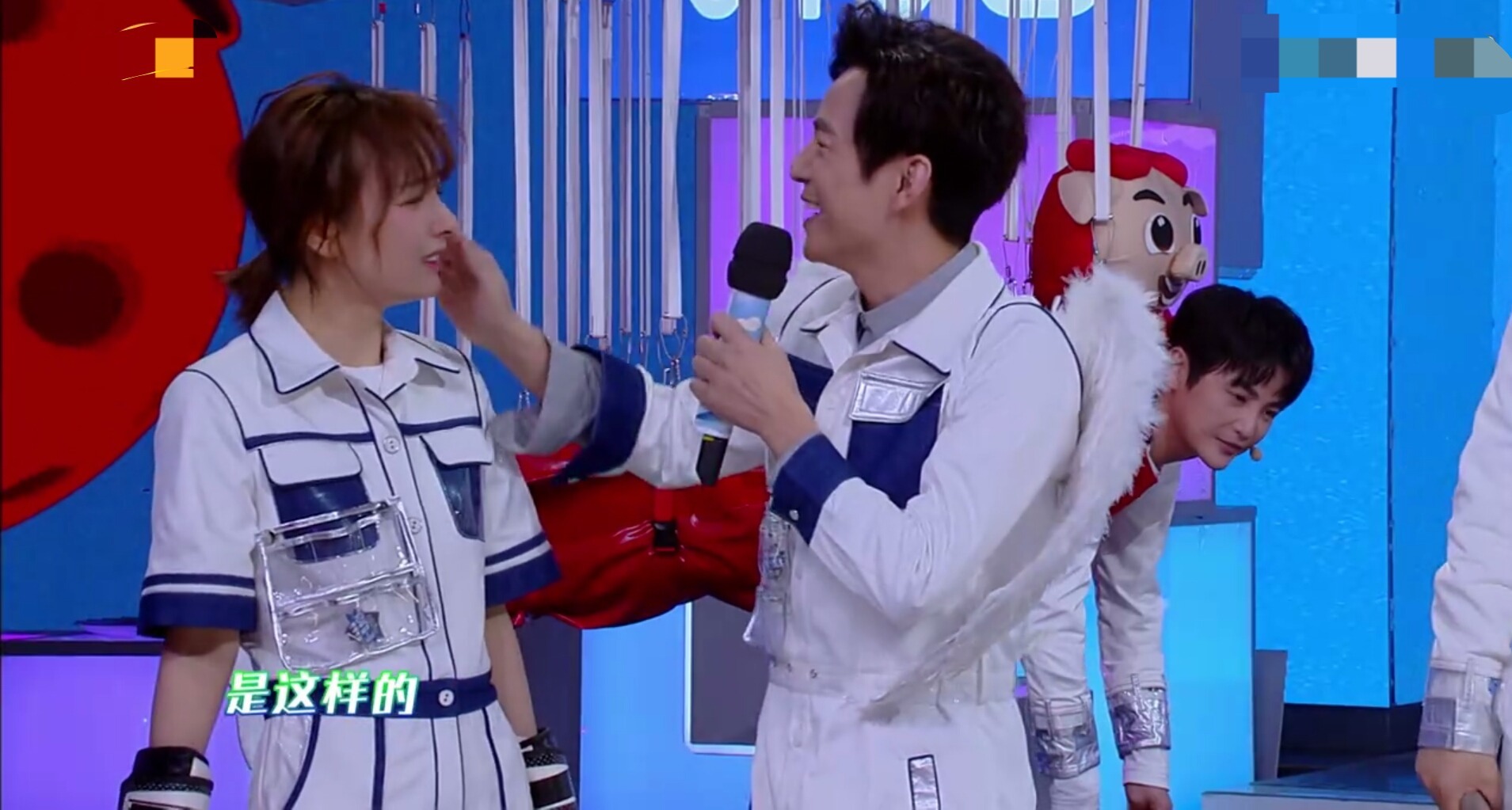 吴昕带病录《快本》，何炅心疼摸头杀，一旁谢娜的表情