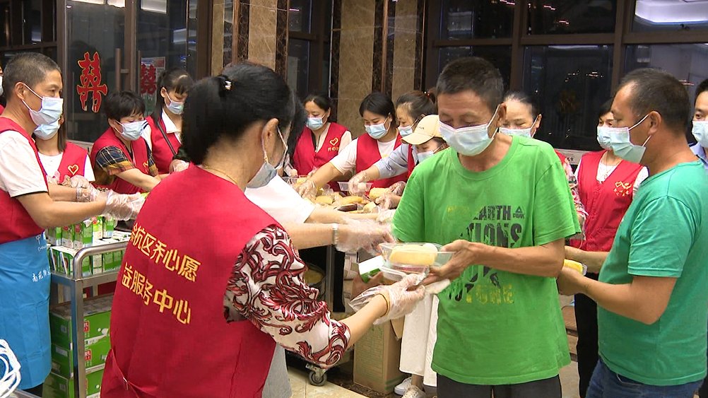 暖意|爱心夜宵送到手 临平临时安置点里暖意浓