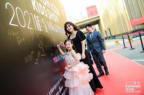 钜星国际品牌时装盛典 小超模唐莫云亮相Burberry品牌秀