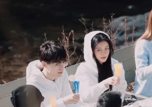 小动作|蔡卓宜耍小心机，与陈越两人共处一室，小动作表明下一步安排