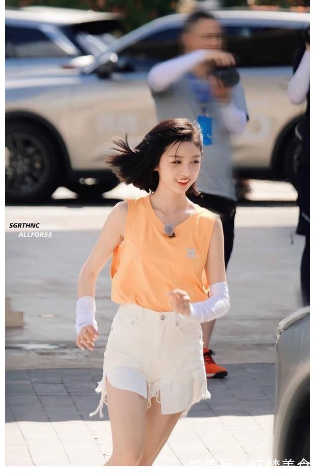 吳宣儀|吳宣儀《奔跑吧》路透，黃色背心白短褲清純可愛，整個人狀態(tài)好好