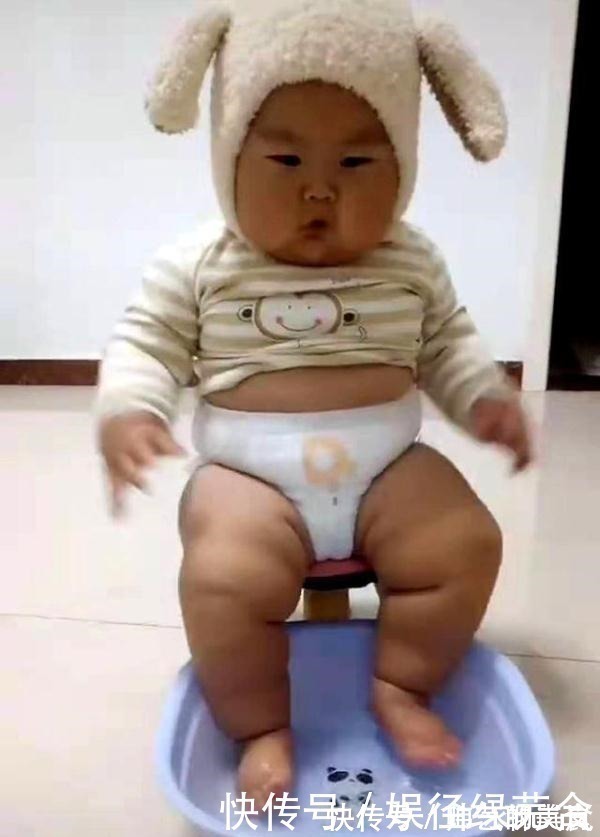 肥胖|胖墩宝宝泡脚走红,满身肉肉抢镜,网友成不了花朵成“多肉”啊