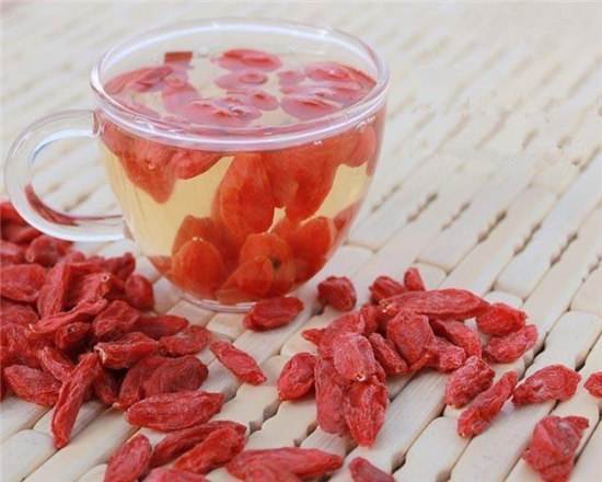 血压|枸杞和此物一起泡，每天一杯，血压降了，视力越来越好，皮肤细腻
