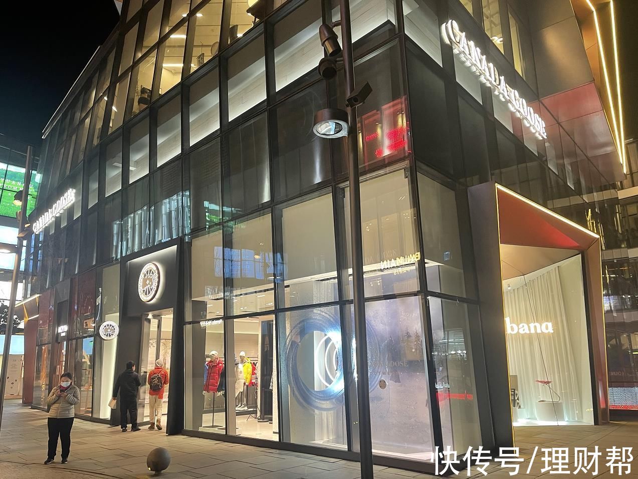 门店|声明发布后记者暗访加拿大鹅北京门店，工作人员依然回避退货问题
