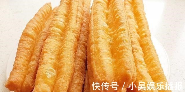 油条店大厨教你炸油条，不放酵母，个个金黄酥脆，凉了也是软乎的