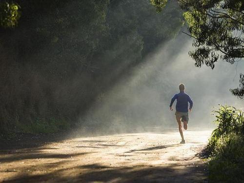 身体素质|8旬老人跑步50年，赤膊能跑10公里，年轻人早起为啥这么难？