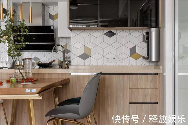 客厅|她家96平的房子光一个客厅就把我迷住,全屋处处是亮点!真心羡慕