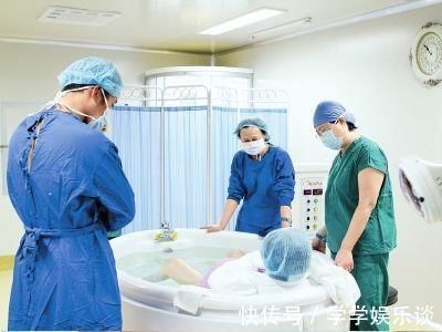 孕妇|水中分娩失败产科医生并不是所有孕妈都适合