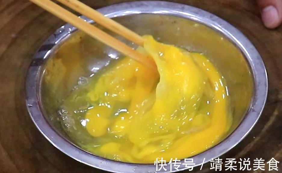 厨师长用青椒鸡蛋炒出新花样,咸香可口,色泽诱人,无技巧零难度