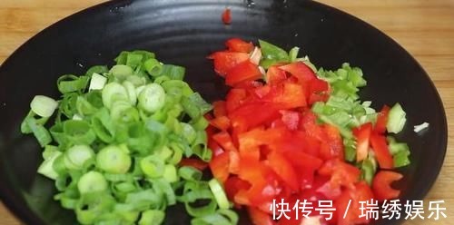 1把金针菇,2个西红柿,锅里一扔,老保姆拿手绝活,全家抢着吃