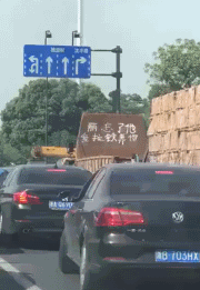 |搞笑GIF:小哥真是拼了,但是这个膜的质量实在是太好了