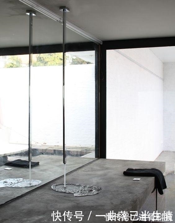 水龙头|这家人太聪明了,洗手台空无一物,排水全靠1条缝,太赞了